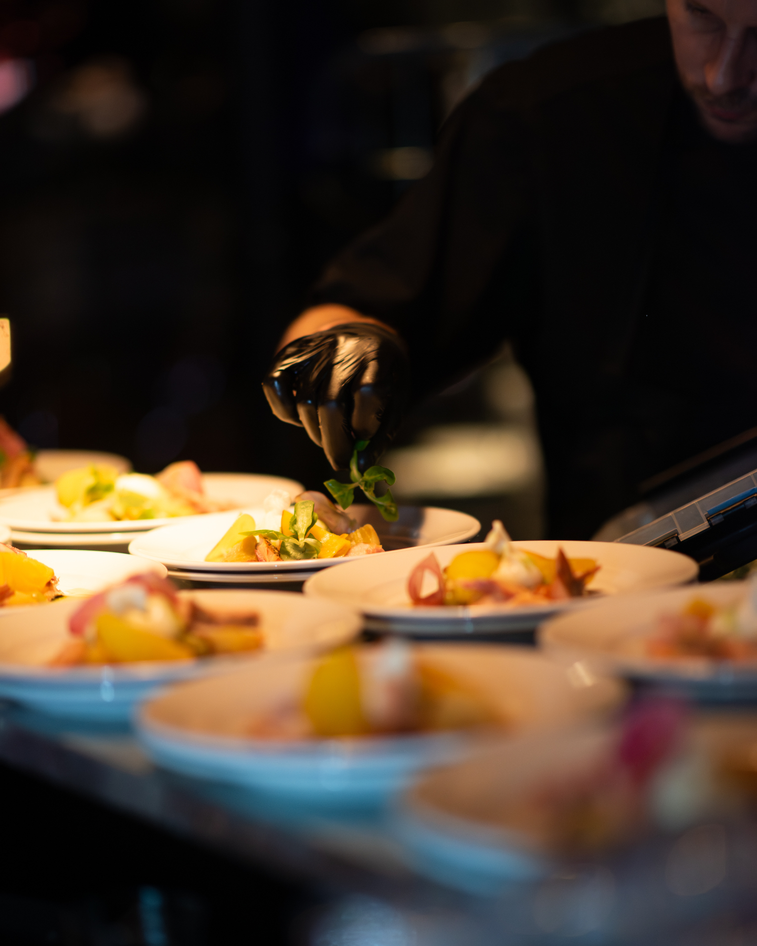 Uppläggning av grönsaker på tallrik