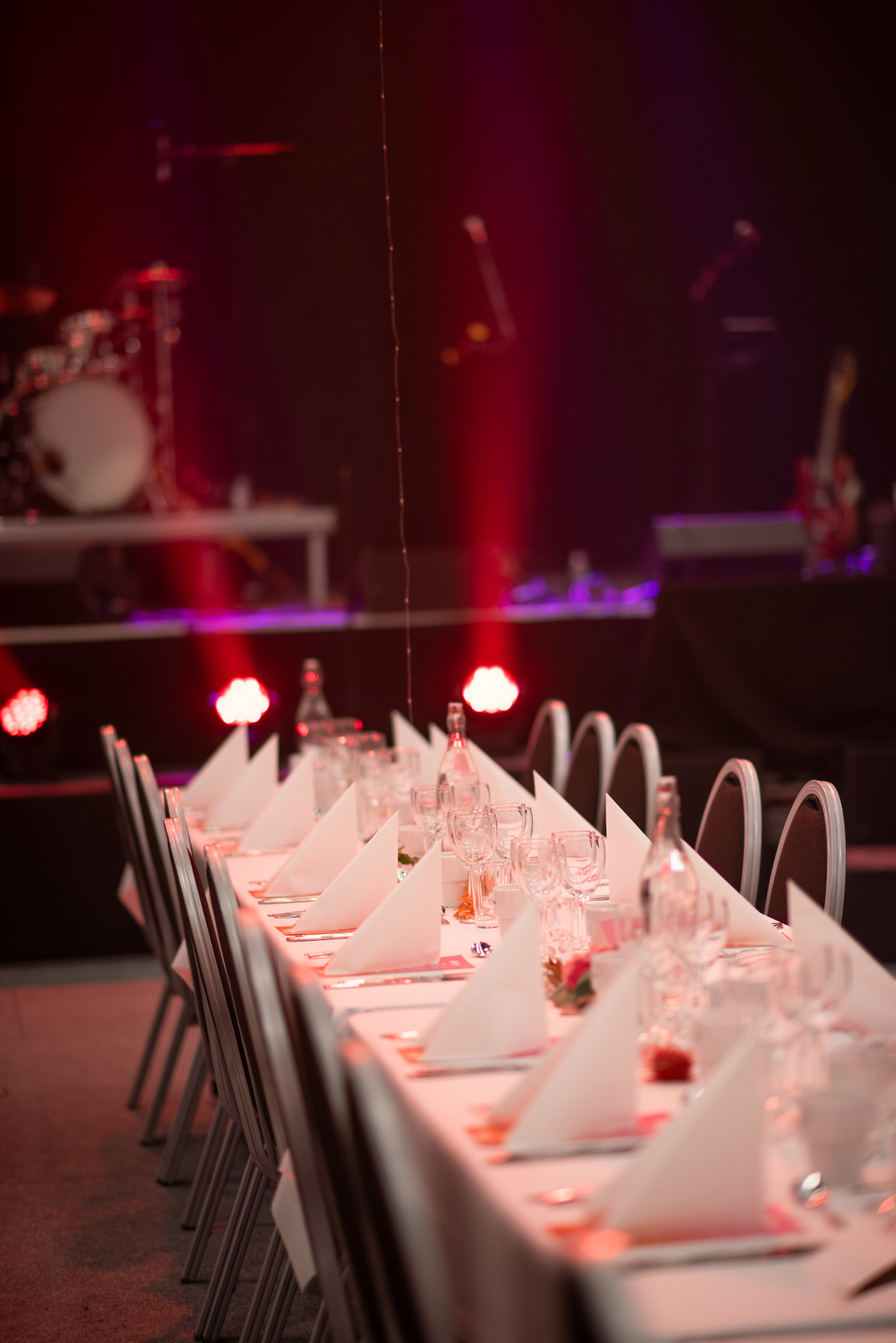 Dukat bord med scen och liveband i bakgrunden