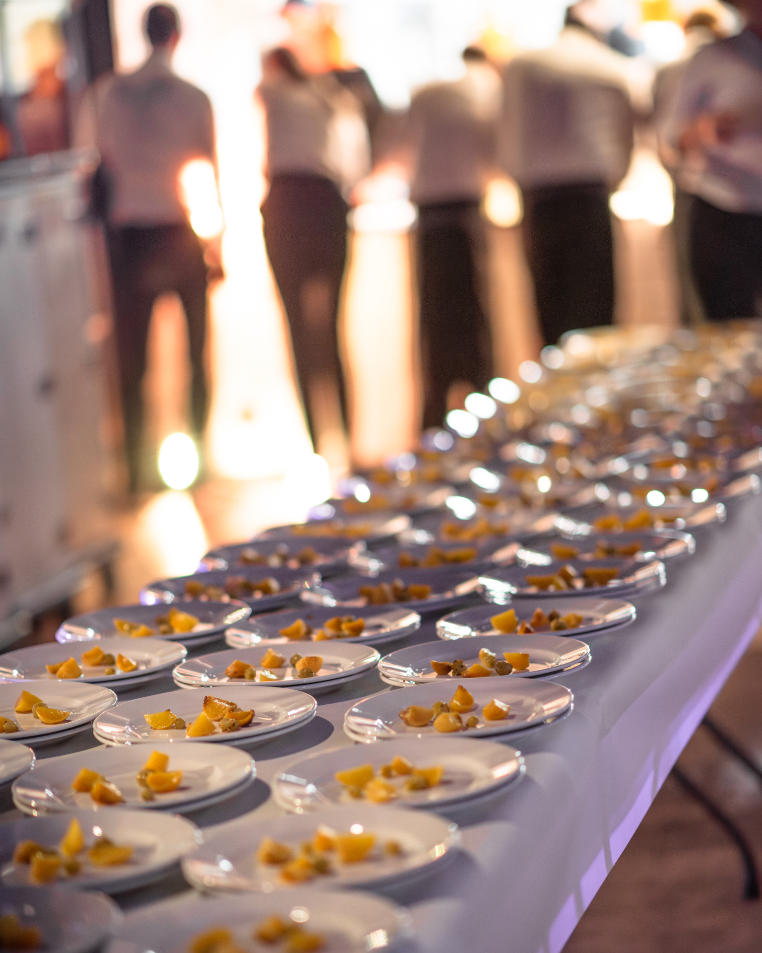 Förrätter uppradade i köket inför servering