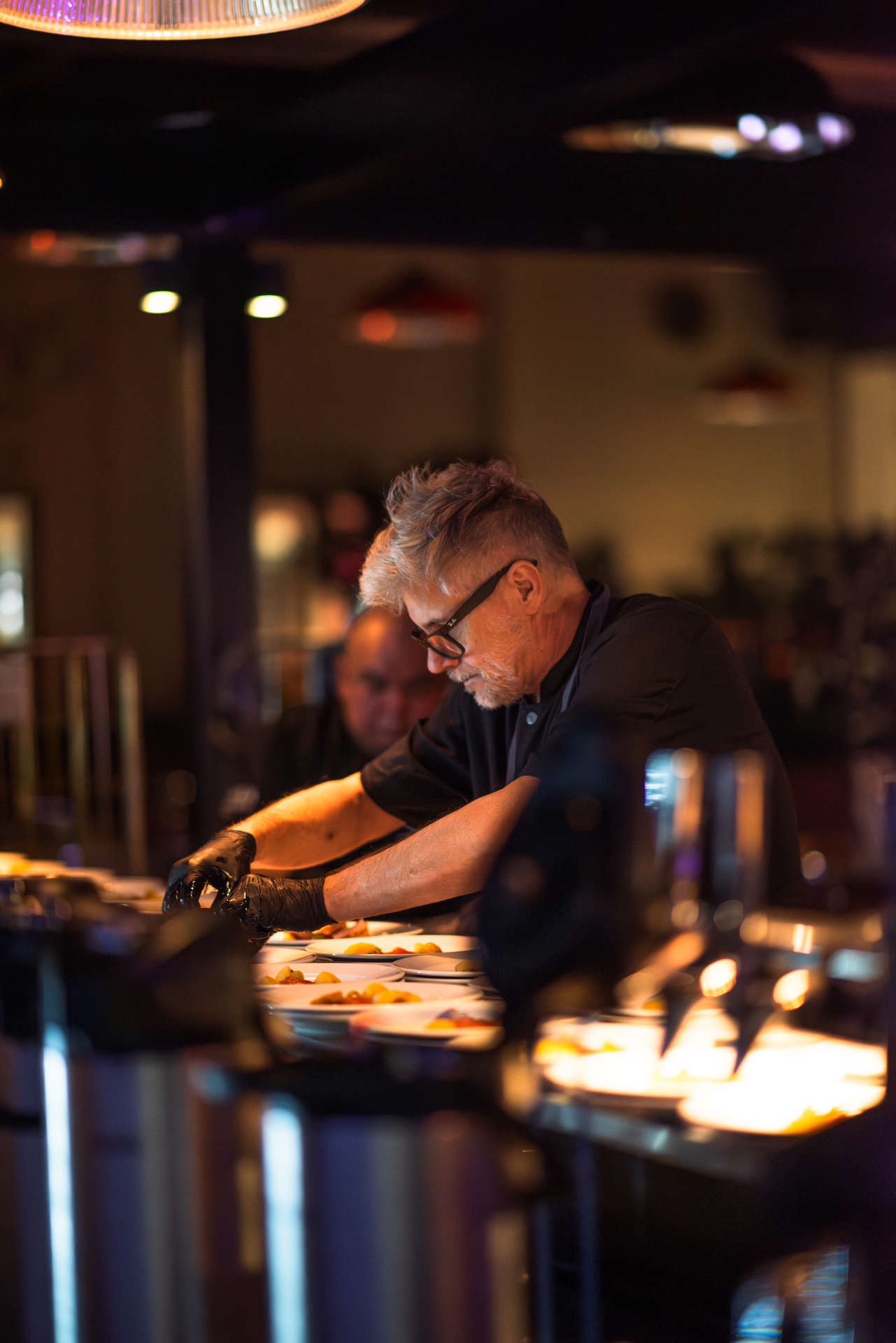 Kock förbereder rätter i professionellt kök