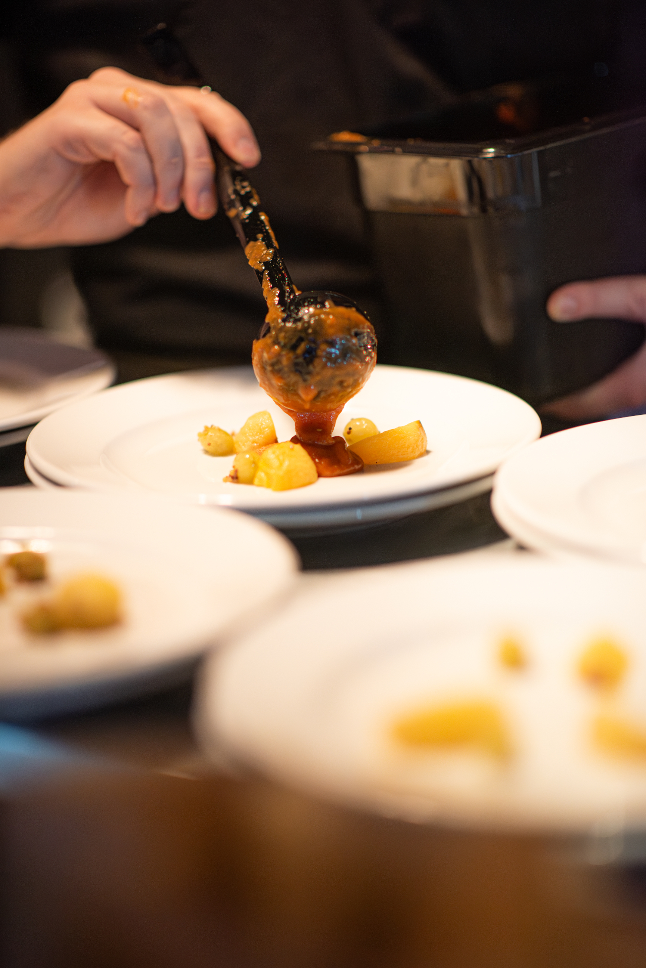 Uppläggning av sås på tallrik