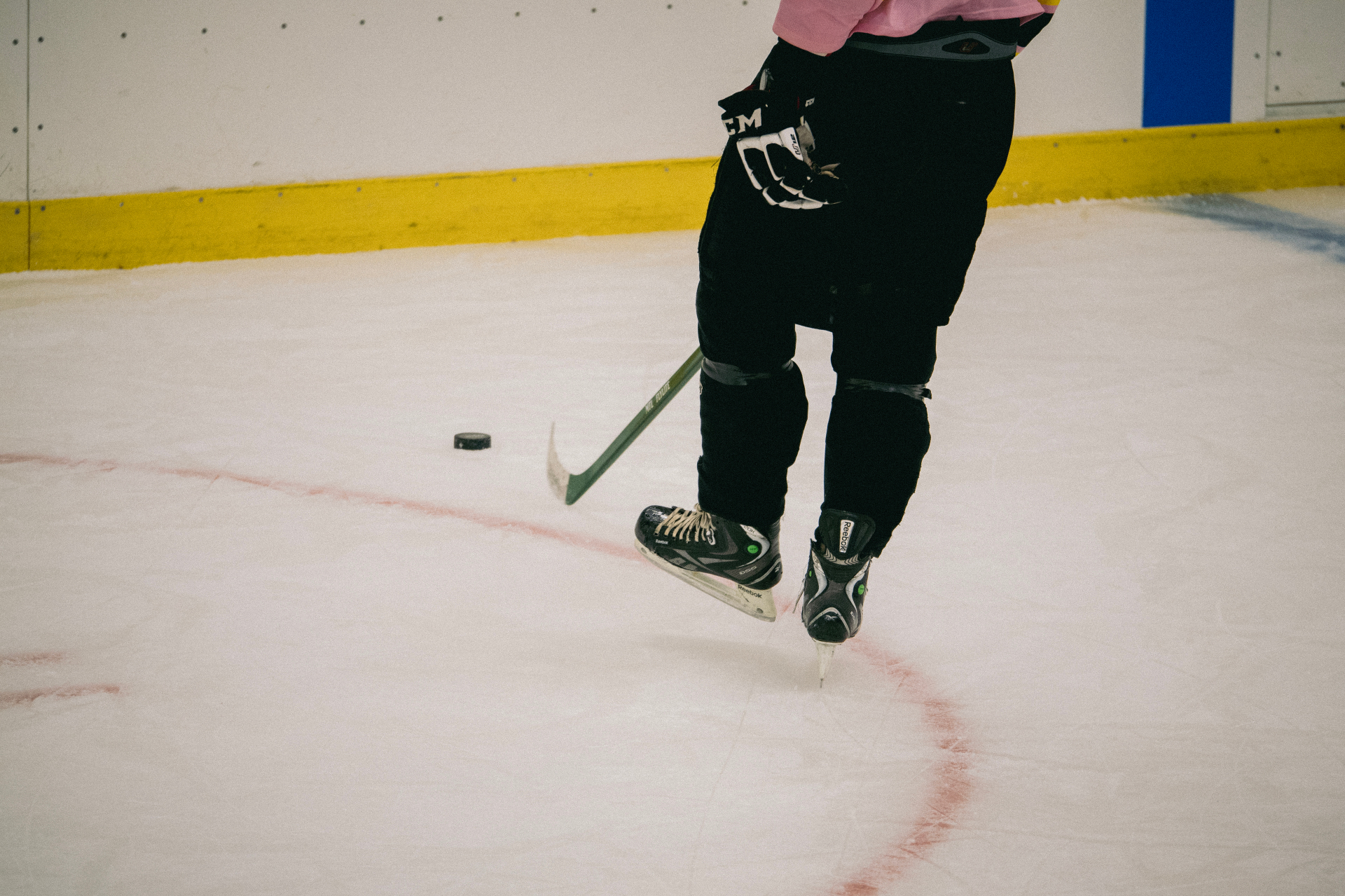 Hockeyklackar på isen