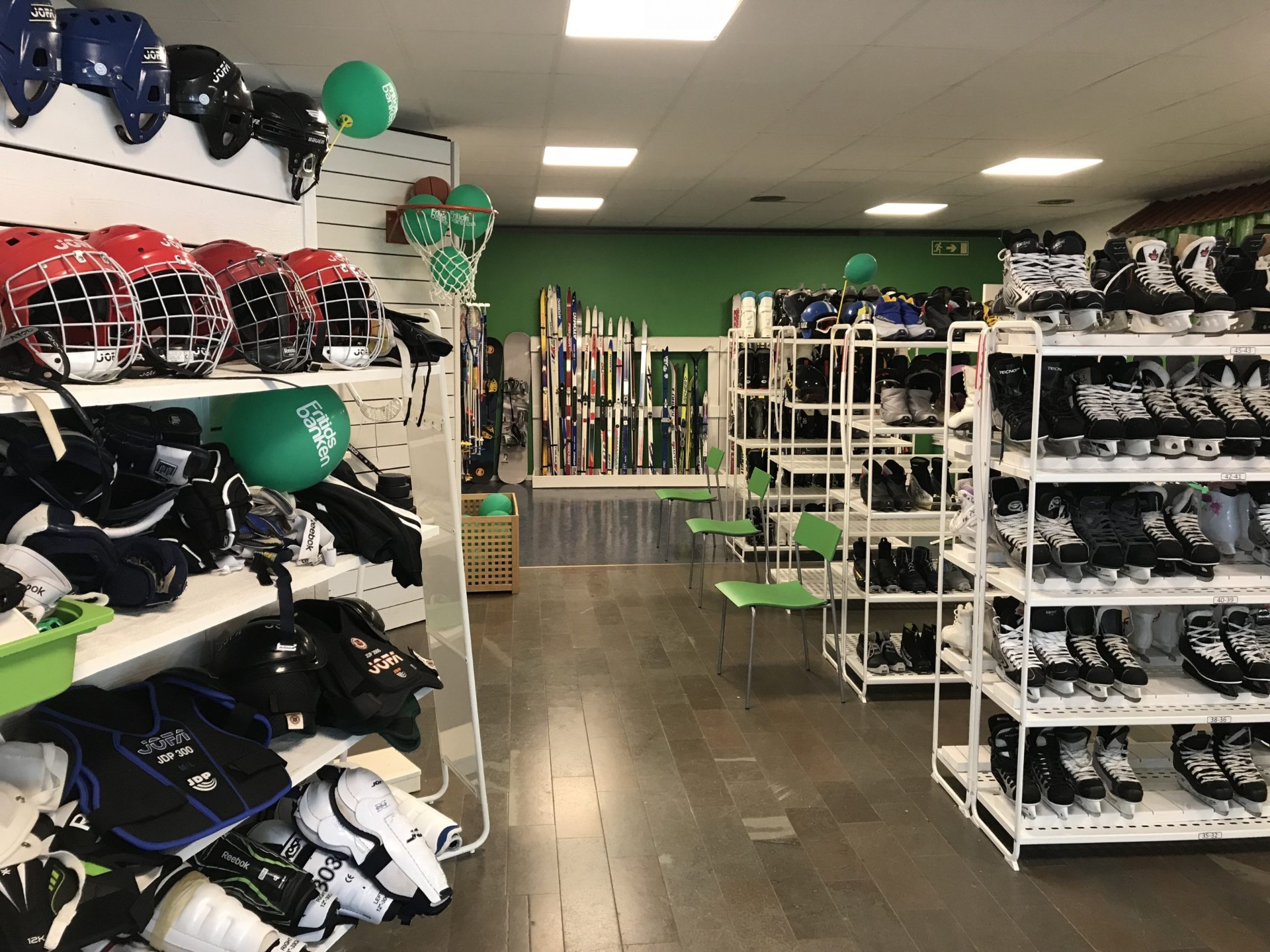 Fritidsbanken interiör med sportutrustning