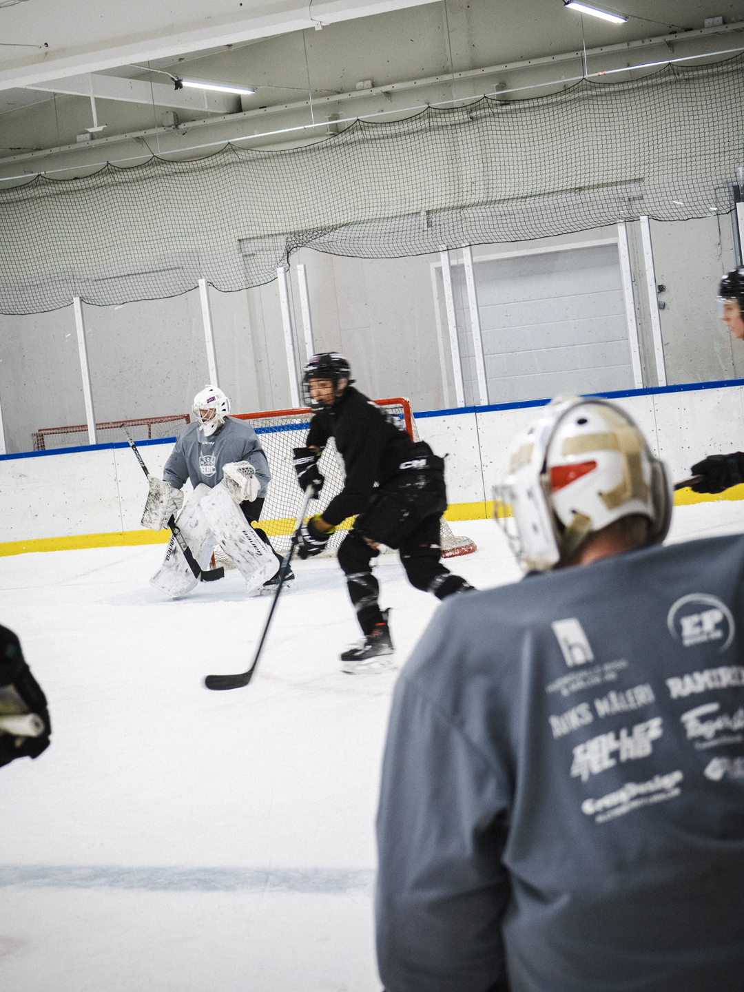 Hockeyspel framför mål