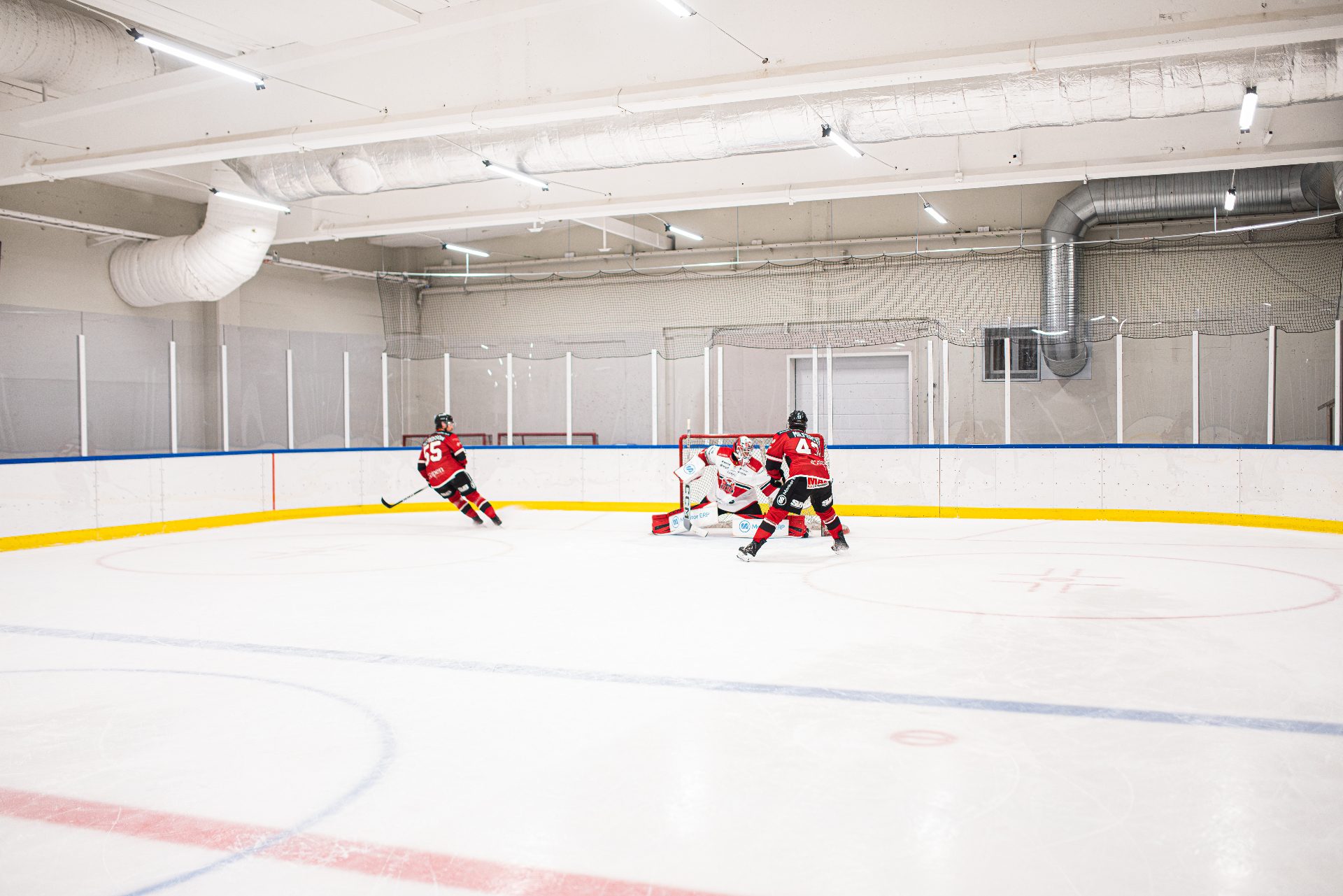 Hockeylag samlas på isen under träningspass