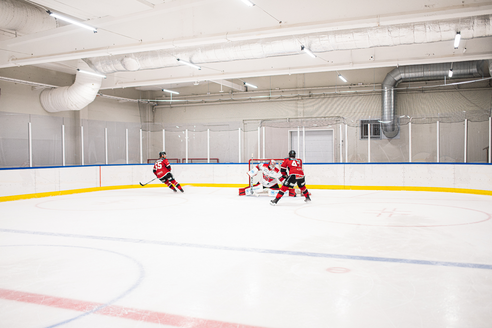 Hockeylag samlas på isen under träningspass