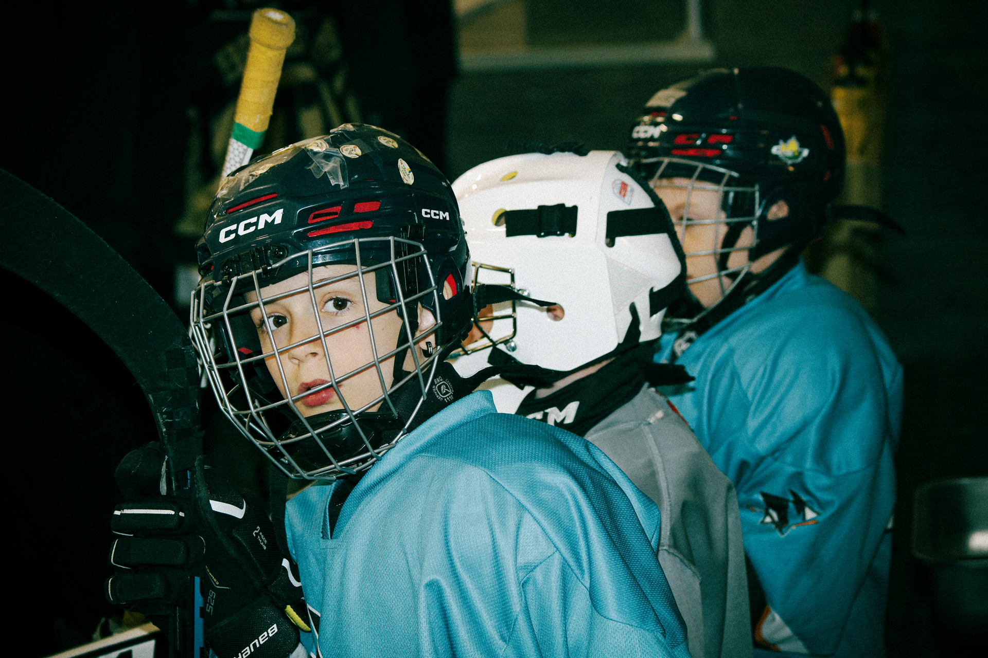 Hockeyträning i modern ishall med is året runt