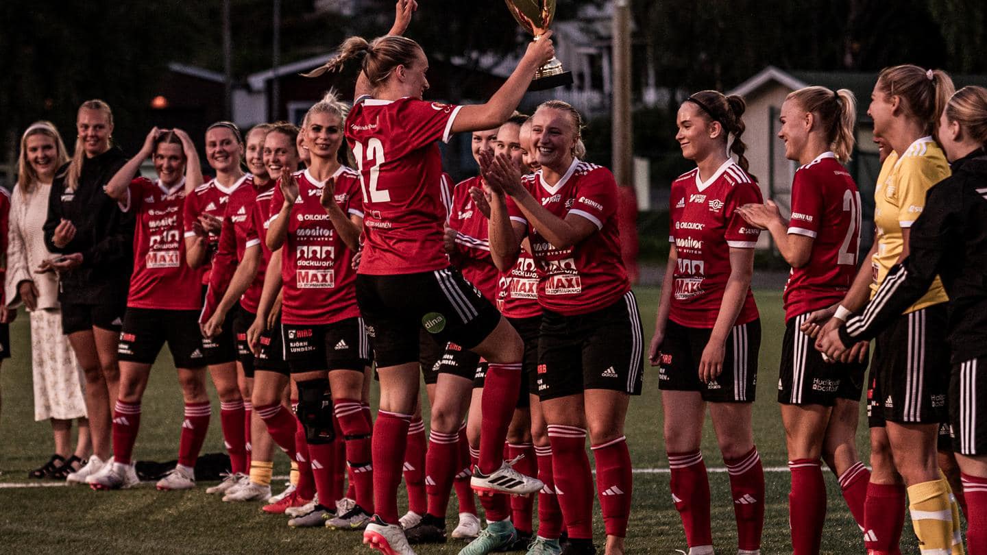 IF Team Hudik spelare lyfter pokal